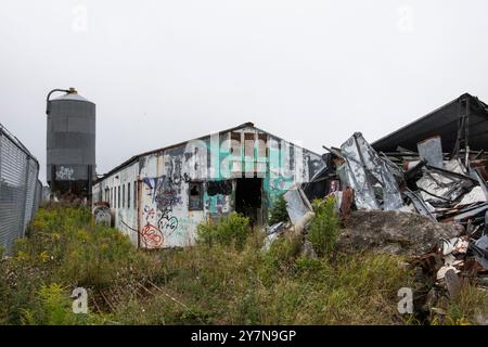 Futtersilo und Gebäude an der verlassenen, baufälligen Central Swine Breeding Station in Portugal Cove St. Philip's, Neufundland & Labrador, Kanada Stockfoto