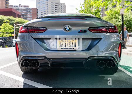 New York City, USA - 19. Mai 2024: BMW M8 Cabriolet 2022. Grauer Luxus-BMW M8-Cabriolet, im Freien geparkt. BMW M8 Cabriolet, Rückansicht Stockfoto