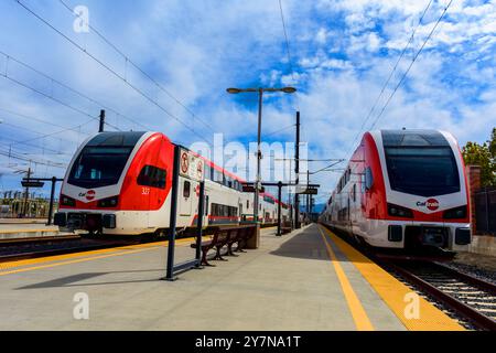 Caltrain Doppeldecker elektrische Caltrain-Pendlerzüge Stadler KISS sind an einem Bahnsteig stationiert - San Jose, Kalifornien, USA - 15. September 2024 Stockfoto