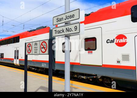 Seitenansicht des Caltrain-Elektrozuges befindet sich auf Gleis 9 am Bahnhof San Jose Diridon, mit Schildern für Fahrrad- und Raucherbeschränkungen - S Stockfoto