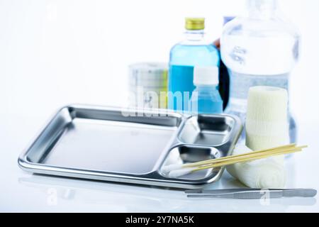 Medizinische Geräte zur Behandlung von Infektionen. Wundpflegeset. Medizinische Versorgung für Krankenschwestern. Conform Verband, Pinzette, Wattestäbchen, Alkohol. Stockfoto