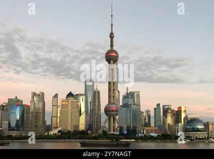 Pudong, Shanghai, China - 11. August 2019. Skyline der Wolkenkratzer in der modernen Stadt Shanghai in China Stockfoto