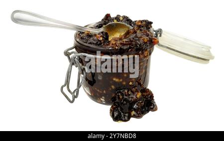 Vorratsglas aus Glas gefüllt mit britischem süßem Hackfleisch aus Apfel, getrockneten Früchten, kandierten Schalen und Gewürzen Stockfoto