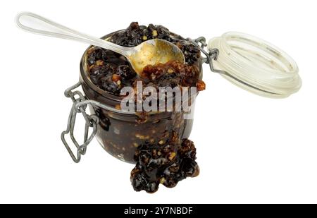 Vorratsglas aus Glas gefüllt mit britischem süßem Hackfleisch aus Apfel, getrockneten Früchten, kandierten Schalen und Gewürzen Stockfoto