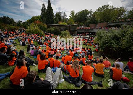 Vancouver, Kanada. 30. September 2024. Die Menschen nehmen an einer Zeremonie zum Nationalfeiertag für Wahrheit und Versöhnung an der University of British Columbia in Vancouver, British Columbia, Kanada, am 30. September 2024 Teil. Die jährliche Veranstaltung, auch bekannt als Orange Shirt Day, wurde als gesetzlicher Feiertag im Jahr 2021 gegründet, um Tausenden von Kindern zu gedenken, die starben, als sie gezwungen waren, kirchliche und staatlich finanzierte Wohnschulen zu besuchen, und um über die anhaltenden Auswirkungen auf Überlebende, ihre Familien und Gemeinden nachzudenken. Quelle: Liang Sen/Xinhua/Alamy Live News Stockfoto