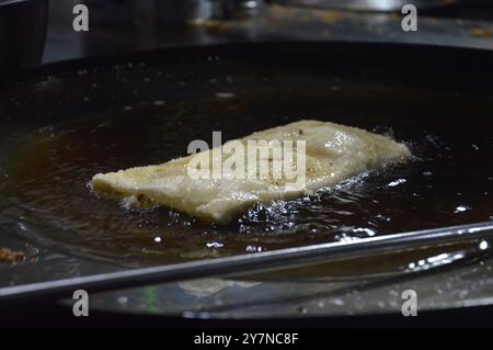 Hausgemachtes Martabak-Telur, indonesische Straßennahrung. Gebratene Verpackung mit Eiern, Hackfleisch und Gemüse. Stockfoto