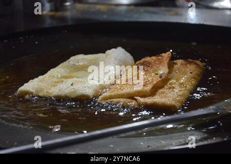 Hausgemachtes Martabak-Telur, indonesische Straßennahrung. Gebratene Verpackung mit Eiern, Hackfleisch und Gemüse. Stockfoto