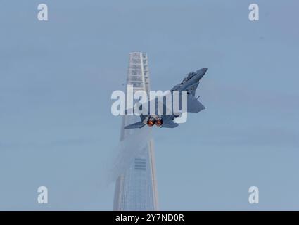 Seongnam, Südkorea. September 2024. Ein F-15K-Kampfflugzeug der südkoreanischen Luftwaffe, das in der Nähe des Lotte Tower während des 76. Jahrestages des Armed Forces Day auf dem Luftwaffenstützpunkt Seoul gesehen wurde. Der Tag der bewaffneten Kräfte in Südkorea ist eine jährliche Veranstaltung, die in der Regel am 1. Oktober zum Gedenken an den Dienst der Männer und Frauen in der Republik Korea gefeiert wird. Der Tag, an dem die südkoreanischen Truppen 1950 während des Koreakrieges den 38. Breitengrad durchbrachen. (Foto: Kim Jae-Hwan/SOPA Images/SIPA USA) Credit: SIPA USA/Alamy Live News Stockfoto