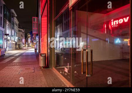 Köln, Deutschland. Oktober 2024. Blick auf ein leeres Geschäft in der Hohen Straße (680 Meter lange Einkaufsstraße in der Kölner Innenstadt). Quelle: Thomas Banneyer/dpa/Alamy Live News Stockfoto