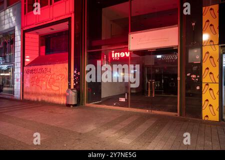 Köln, Deutschland. Oktober 2024. Blick auf ein leeres Geschäft in der Hohen Straße (680 Meter lange Einkaufsstraße in der Kölner Innenstadt). Quelle: Thomas Banneyer/dpa/Alamy Live News Stockfoto