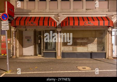 Köln, Deutschland. Oktober 2024. Blick auf ein leeres Geschäft in der Kölner Innenstadt. Quelle: Thomas Banneyer/dpa/Alamy Live News Stockfoto