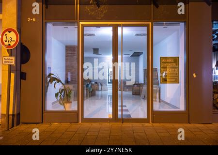 Köln, Deutschland. Oktober 2024. Blick auf ein leeres Geschäft in der Kölner Innenstadt. Quelle: Thomas Banneyer/dpa/Alamy Live News Stockfoto