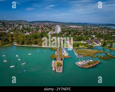 Balatonalmadi, Ungarn - Panoramablick auf Balatonalmadi mit Yachthafen und Hafen, Booten, Schiffen, Yachten an einem sonnigen Sommertag mit schöner Aussicht Stockfoto