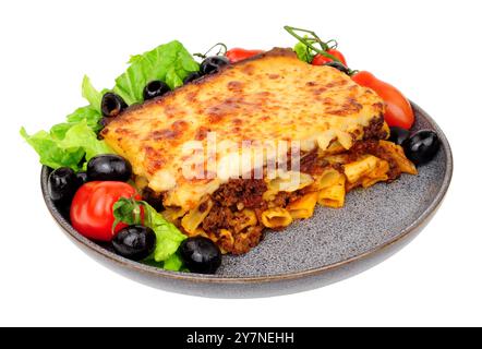 Pastitsio Pasta mit frischem Salat und schwarzen Oliven Stockfoto