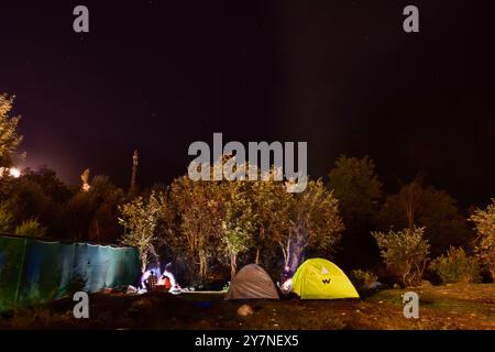 Pahalgam, Indien. 30. September 2024. Besucher zelten unter dem Sternenhimmel in Pahalgam, einer Bergstation, etwa 120 km von Srinagar, der Sommerhauptstadt von Jammu und Kaschmir, entfernt. Quelle: SOPA Images Limited/Alamy Live News Stockfoto