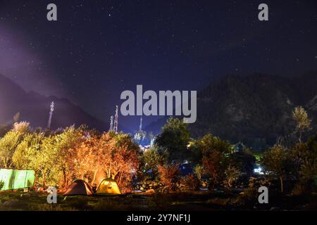 Pahalgam, Indien. 30. September 2024. Besucher zelten unter dem Sternenhimmel in Pahalgam, einer Bergstation, etwa 120 km von Srinagar, der Sommerhauptstadt von Jammu und Kaschmir, entfernt. (Foto: Saqib Majeed/SOPA Images/SIPA USA) Credit: SIPA USA/Alamy Live News Stockfoto