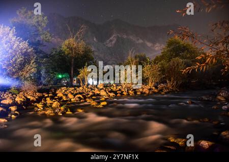 Pahalgam, Indien. 30. September 2024. Ein Langzeitfoto zeigt einen Bach, der nachts in Pahalgam durch den Wald fließt, einer Bergstation etwa 120 km von Srinagar, der Sommerhauptstadt von Jammu und Kaschmir, entfernt. (Foto: Saqib Majeed/SOPA Images/SIPA USA) Credit: SIPA USA/Alamy Live News Stockfoto