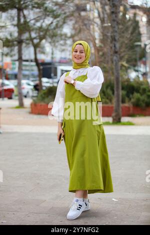 Türkische Mädchen tragen den Hijab in den Straßen von Gaziantep, Südturkiye. Trotz der säkularen Verfassung und der modernistischen Identität der türkischen republik durchdringen islamische Kultur und Werte immer noch einen festen Teil der türkischen Gesellschaft Stockfoto