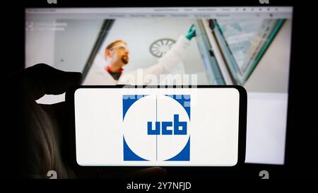 Deutschland. September 2024. In dieser Abbildung hält eine Person ein Handy mit dem Logo des belgischen Biopharmazeutikunternehmens UCB S.A. vor der Business-Website. Quelle: SOPA Images Limited/Alamy Live News Stockfoto