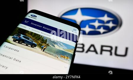 Deutschland. September 2024. In dieser Abbildung ist ein Mobiltelefon mit der Website des japanischen Unternehmens Subaru Corporation vor dem Geschäftslogo zu sehen. Quelle: SOPA Images Limited/Alamy Live News Stockfoto