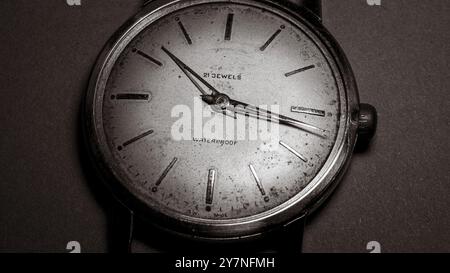 Vintage altmodische Retro Uhr Nahaufnahme, Textur, Makro, Schwarzweiß Foto Stockfoto