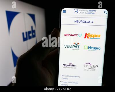 Deutschland. September 2024. In dieser Abbildung hält eine Person ein Smartphone mit der Webseite des belgischen biopharmazeutischen Unternehmens UCB S.A. vor dem Logo. (Credit Image: © Timon Schneider/SOPA Images via ZUMA Press Wire) NUR REDAKTIONELLE VERWENDUNG! Nicht für kommerzielle ZWECKE! Stockfoto