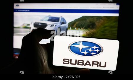 Deutschland. September 2024. In dieser Abbildung hält eine Person ein Smartphone mit dem Logo des japanischen Unternehmens Subaru Corporation vor der Website. (Credit Image: © Timon Schneider/SOPA Images via ZUMA Press Wire) NUR REDAKTIONELLE VERWENDUNG! Nicht für kommerzielle ZWECKE! Stockfoto