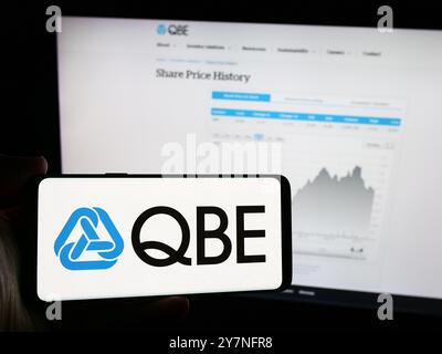 Deutschland. September 2024. In dieser Abbildung befindet sich ein Mobiltelefon mit dem Logo des australischen Unternehmens QBE Insurance Group Limited vor der Website des Unternehmens. (Credit Image: © Timon Schneider/SOPA Images via ZUMA Press Wire) NUR REDAKTIONELLE VERWENDUNG! Nicht für kommerzielle ZWECKE! Stockfoto