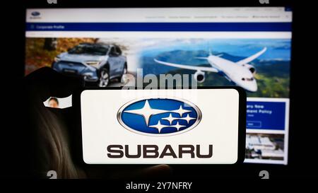 Deutschland. September 2024. In dieser Abbildung hält eine Person ein Handy mit dem Logo des japanischen Unternehmens Subaru Corporation vor der Unternehmenswebsite. (Foto von Timon Schneider/SOPA Images/SIPA USA) *** ausschließlich für redaktionelle Nachrichten *** Credit: SIPA USA/Alamy Live News Stockfoto