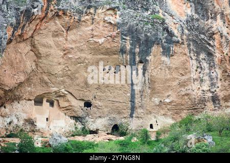 Halfeti, Turkiye. 15. April 2024. Die Festung von Rumkale am Euphrates im Distrikt Halfety. Die Festung liegt heute auf der Seite eines kleinen Sees nach dem Bau des Birecik-Damms am Fluss in den 1990er Jahren und kann mit dem Boot erreicht werden. Die Festung, die eine hellenistische und römische Struktur hat, wurde aufgrund ihrer strategischen Lage von verschiedenen Herrschern und Reichen kontrolliert Stockfoto