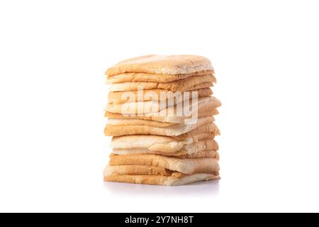 Brotscheiben auf einem grauen Holztisch vor einem isolierten weißen Hintergrund. Das Bild symbolisiert die Verbindung zwischen Nahrung, Ernährung und m Stockfoto