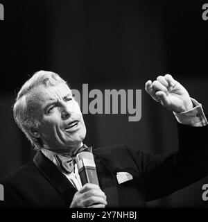 Der niederländische Schauspieler und Sänger Johannes 'Jopie' Heesters bei seinem Auftritt in der vierten Folge der Samstagabendshow 'ein Kessel Buntes' im Friedrichstadtpalast, Berlin 1972. Stockfoto