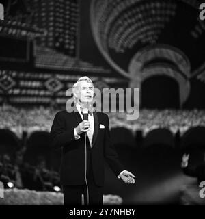 Der niederländische Schauspieler und Sänger Johannes 'Jopie' Heesters bei seinem Auftritt in der vierten Folge der Samstagabendshow 'ein Kessel Buntes' im Friedrichstadtpalast, Berlin 1972. Stockfoto