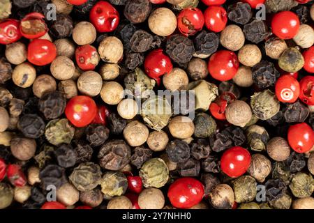 Hintergrund einer Mischung aus bunten Pfefferhörnern von oben. Stockfoto