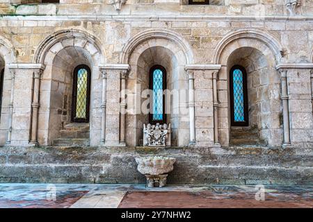 Der Speisesaal des Klosters Alcobaca, Mosteiro de Santa Maria de Alcobaca in Alcobaca, Portugal. Ein großer gotischer Raum, in dem die Mönche zusammen aßen, insi Stockfoto