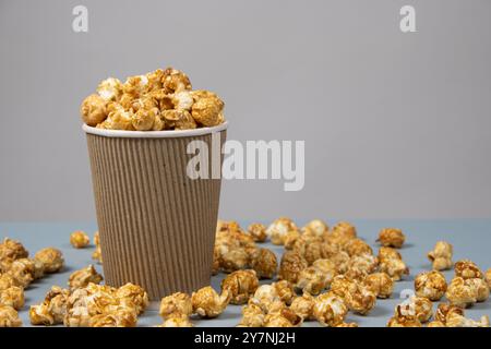 Süßes karamelisiertes Popcorn in einem Eimer. Platz für Text. Stockfoto