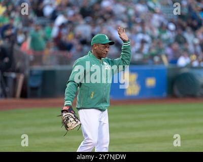 Der ehemalige Oakland Athletics-Spieler Ricky Henderson (24) winkt der Menge während des regulären MLB-Saisonspiels zwischen den New York Yankees und Oakland Athlet zu Stockfoto