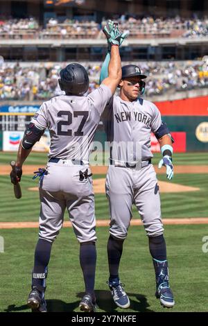 Aaron Judge (99) feiert mit Giancarlo Stanton (27), dem New York Yankees Outfielder, nachdem er während der MLB einen Homerun getroffen hat Stockfoto