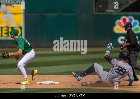 Der New York Yankees-Outfielder Aaron Judge (99) rutscht während des regulären MLB-Saisonspiels zwischen den New York Yankees und Oakland Athletics in die zweite Basis Stockfoto