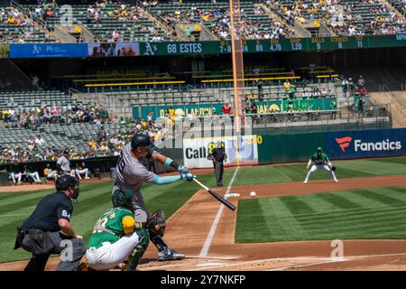 Der New York Yankees-Outfielder Aaron Judge (99) bei bat während des regulären MLB-Saisonspiels zwischen den New York Yankees und Oakland Athletics in Oakland Colis Stockfoto