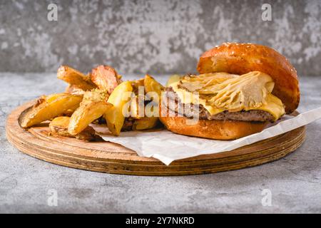 Hamburger mit Austernpilzen und Cheddar auf einem Holzschneidebrett Stockfoto