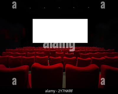 Kino mit leerer Kinoleinwand und klassischen roten Sitzen Stockfoto