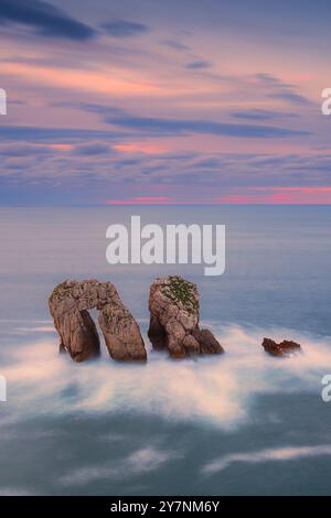 Sonnenuntergang an den Felsformationen von Urro del Manzano, Teil eines fabelhaften Naturparks für Geologie in Kantabrien in der Nähe der Stadt Liencres im Nordwesten Spaniens Stockfoto