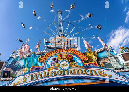 Willkommen, Wiesnbesucher genießen den Flug durch den Münchner Himmel im Kettenflieger Bayern Tower, Oktoberfest, München, September 2024 Deutschland, München, 30. September 2024, Willkommen, Wiesnbesucher genießen den Flug durch den strahlend blauen Münchner Himmel, in 90 Meter Höhe haben sie einen wunderbaren Blick über die Stadt, Kettenflieger Bayern Tower, 90 Meter hohes Kettenkarussell, Theresienwiese, Fahrgeschäft gehört Schausteller Egon Kaiser, Montagnachmittag, blauer Himmel, bestes Wiesnwetter, bayerisch, Volksfest, Herbst, Bayern, *** Willkommen, Wiesn Besucher genießen den Flug durch Stockfoto