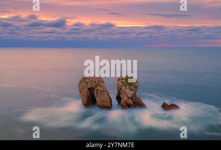 Sonnenuntergang an den Felsformationen von Urro del Manzano, Teil eines fabelhaften Naturparks für Geologie in Kantabrien in der Nähe der Stadt Liencres im Nordwesten Spaniens Stockfoto