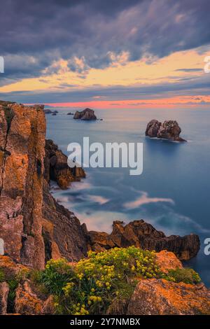 Sonnenuntergang an den Felsformationen von Urro del Manzano, Teil eines fabelhaften Naturparks für Geologie in Kantabrien in der Nähe der Stadt Liencres im Nordwesten Spaniens Stockfoto