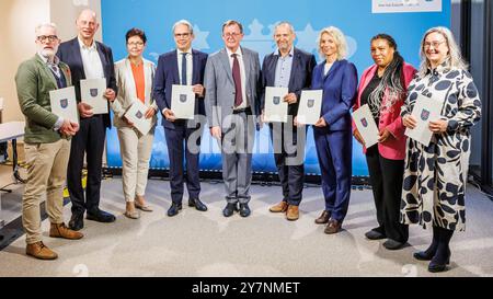 Kabinett Ramelow II am Ende der Amtszeit von links: Benjamin-Immanuel Hoff die linke, geschäftsführender Minister für Kultur, Bundes- und Europaangelegenheiten und Chef der Staatskanzlei, geschäftsführender Minister für Infrastruktur und Landwirtschaft, Wolfgang Tiefensee SPD, geschäftsführender Minister für Wirtschaft, Wissenschaft und digitale Gesellschaft, Heike Taubert SPD, geschäftsführende Finanzministerin, Georg Maier SPD, geschäftsführender Inneminister, Bodo Ramelow die Linke, geschäftsführender Ministerpräsident, Bernhard Stengele Bündnis 90/die Grünen, geschäftsführender Minister fü Stockfoto