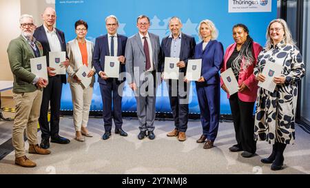 Kabinett Ramelow II am Ende der Amtszeit von links: Benjamin-Immanuel Hoff die linke, geschäftsführender Minister für Kultur, Bundes- und Europaangelegenheiten und Chef der Staatskanzlei, geschäftsführender Minister für Infrastruktur und Landwirtschaft, Wolfgang Tiefensee SPD, geschäftsführender Minister für Wirtschaft, Wissenschaft und digitale Gesellschaft, Heike Taubert SPD, geschäftsführende Finanzministerin, Georg Maier SPD, geschäftsführender Inneminister, Bodo Ramelow die Linke, geschäftsführender Ministerpräsident, Bernhard Stengele Bündnis 90/die Grünen, geschäftsführender Minister fü Stockfoto