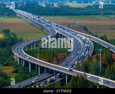 HUAI'AN, CHINA - 1. OKTOBER 2024 - Eine große Anzahl von Fahrzeugen fährt langsam auf einer Schnellstraße in Huai'an, Provinz Jiangsu, China, 1. Oktober 2024. Stockfoto