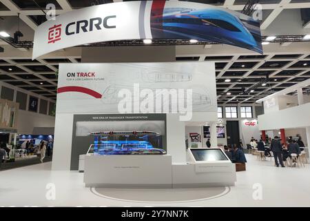 Berlin, Deutschland, 27.09.2024: Messe: InnoTrans - Internationale Fachmesse für Bahn- und Verkehrstechnik: China Railway Rolling Stock Corporation kurz CRRC ist der größte Schienenfahrzeughersteller der Welt und einer der größten Industriekonzerne *** Berlin, Deutschland, 27 09 2024 Messe Innotrans International Trade Fair for Rail and Transport Technology China Railway Rolling Stock Corporation CRRC ist der größte Schienenfahrzeughersteller der Welt und einer der größten Industriekonzerne der Welt. Copyright: XdtsxNachrichtenagenturx dts 47284 Stockfoto